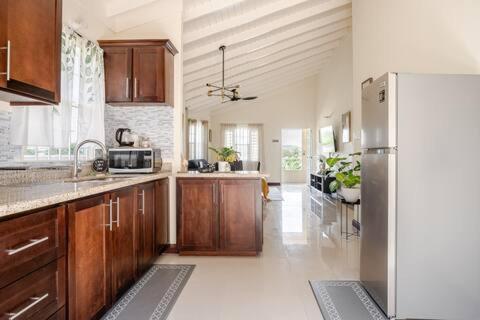 Вилла Bellarose At Colbeck ,Gated With Pool, Stylishly Modern Old Harbour Экстерьер фото