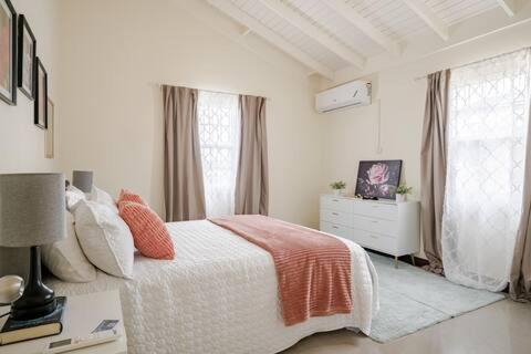 Вилла Bellarose At Colbeck ,Gated With Pool, Stylishly Modern Old Harbour Экстерьер фото