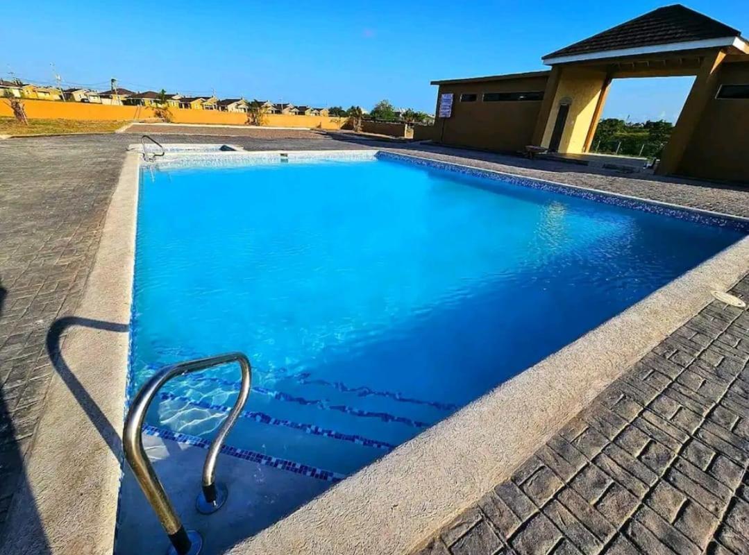 Вилла Bellarose At Colbeck ,Gated With Pool, Stylishly Modern Old Harbour Экстерьер фото